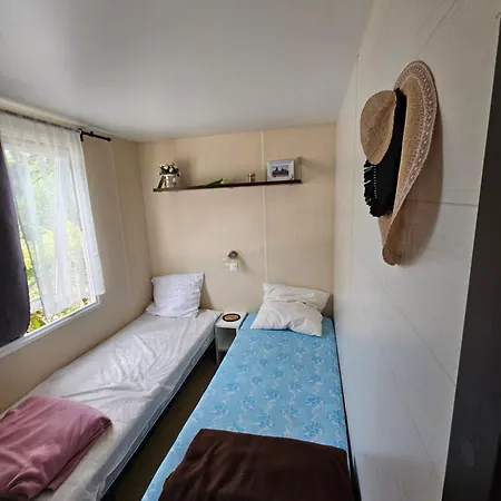 Mobile-home Climatise Dans Avec Piscine Jusqu'a 6 Personnes Hyeres
